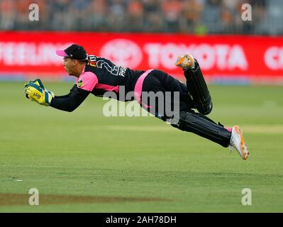 Perth, Western Australia. 26 Dez, 2019. 26. Dezember 2019; Optus Stadion, Perth, Western Australia, Australien; Big Bash League Cricket, Perth Scorchers versus Sydney Sixers; Josh Philippe von der Sydney Sixers Tauchgänge zu machen ein save-redaktionelle Verwendung Credit: Aktion Plus Sport Bilder/Alamy leben Nachrichten Stockfoto