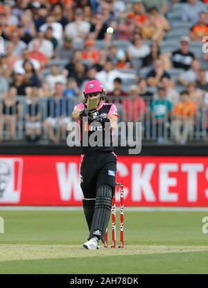 Perth, Western Australia. 26 Dez, 2019. 26. Dezember 2019; Optus Stadion, Perth, Western Australia, Australien; Big Bash League Cricket, Perth Scorchers versus Sydney Sixers; Sean Abbott von der Sydney Sixers Himmel die Kugel während seiner Innings - Redaktionelle Verwendung Credit: Aktion Plus Sport Bilder/Alamy leben Nachrichten Stockfoto