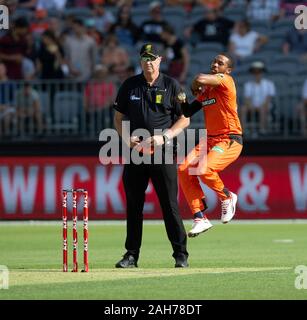 Perth, Western Australia. 26 Dez, 2019. 26. Dezember 2019; Optus Stadion, Perth, Western Australia, Australien; Big Bash League Cricket, Perth Scorchers versus Sydney Sixers; Chris Jordan von der Perth Scorchers Schüsseln während der SIXERS Innings - Redaktionelle Verwendung Credit: Aktion Plus Sport Bilder/Alamy leben Nachrichten Stockfoto