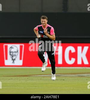 Perth, Western Australia. 26 Dez, 2019. 26. Dezember 2019; Optus Stadion, Perth, Western Australia, Australien; Big Bash League Cricket, Perth Scorchers versus Sydney Sixers; Jackson Vogel der Sydney Sixers geht in die Schüssel - Redaktionelle Verwendung Credit: Aktion Plus Sport Bilder/Alamy leben Nachrichten Stockfoto