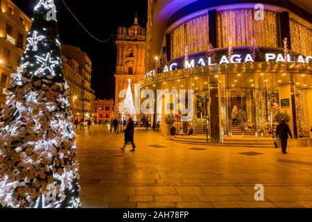 AC Hotel Malaga Palacio, in der Nacht während Weihnachten, Malaga, Andalusien, Costa del sol, Spanien. Stockfoto