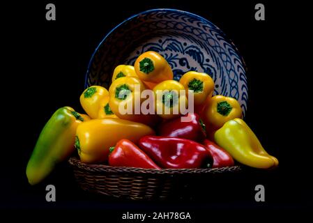 Stillleben mit roten und gelben Bio Paprika Stockfoto