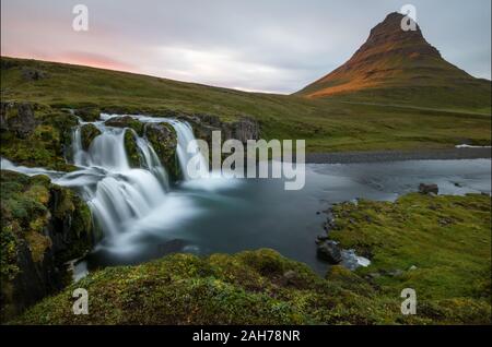 Weitwinkelansicht des malerischen isländischen Kirkjufellsfoss Wasserfalls Sonnenuntergang Stockfoto