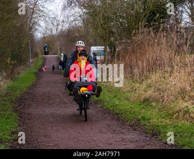 East Lothian, Schottland, Vereinigtes Königreich, 26. Dezember 2019. Entschließung Rennen 2019: Lee Craigie, aktive Nation Kommissar für Schottland, und Jenny Graham, schottische Ausdauer Radfahrer plus zwei andere weibliche Radfahrer führen die Herausforderung für nachhaltiges Reisen von weg heute Einstellung auf Cargo Bikes Zyklus non-stop paarweise auf eine 1000 km lange Strecke von Edinburgh nach Kopenhagen, hier gesehen auf der Longniddry in Haddington Bahn weg. Im Bild: Lee Craigie Radfahren mit Alice Lemkes Stockfoto