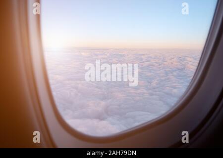 Cloudscape von blau und rosa Farbe bei Sonnenuntergang. Einen atemberaubenden Blick über den Wolken aus dem Flugzeugfenster, Sonnenlicht Stockfoto