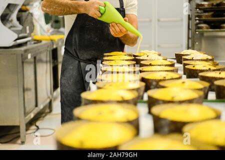 Und backen Panettone in Italien Stockfoto