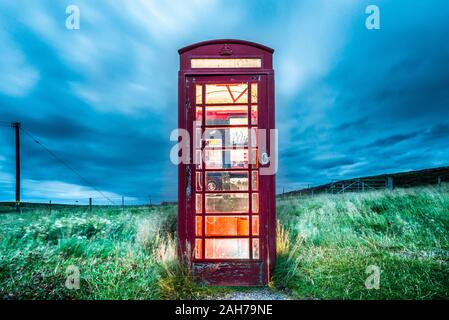 Nahaufnahme einer alten britischen Telefonzelle an der Bordwand Eine einsame Landschaft Stockfoto