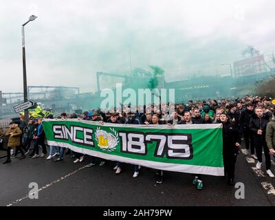 Tynecastle Park, Edinburgh, Großbritannien. 26 Dez, 2019. Schottische Premiership Fußball, Herz von Midlothian vs Hibernian FC; Hibs fans März zum Stadion vor dem Spiel Quelle: Aktion plus Sport/Alamy leben Nachrichten Stockfoto