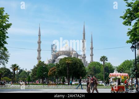 ISTANBUL, Türkei - 30. JULI 2019: Touristen entlang der geräumige City Square in der Nähe von schönen alten Blauen Moschee Sultanahmet Camii mit hohen Minaretten in Istanbul am 30. Juli in Istanbul Stockfoto