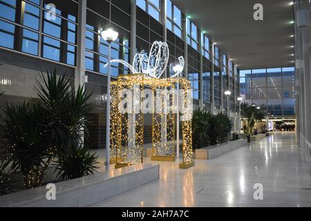 Weihnachten Geschenk Dekoration mit funkelnden Lichtern, viel für selfies in der Mitte verwendet: mk, Milton Keynes Shopping Center. Stockfoto