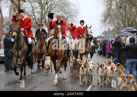 Tenterden, UK. 26. Dez 2019. Massen an der High Street in Tenterden im Weald von Kent die Pferde und Hunde der Ashford Tal Tickham Sammelanschluss aus auf ihrer jährlichen Boxing Day Jagd auf zu beobachten. Credit: Richard Knick/Alamy leben Nachrichten Stockfoto