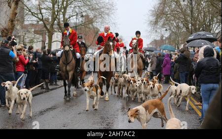 Tenterden, UK. 26. Dez 2019. Massen an der High Street in Tenterden im Weald von Kent die Pferde und Hunde der Ashford Tal Tickham Sammelanschluss aus auf ihrer jährlichen Boxing Day Jagd auf zu beobachten. Credit: Richard Knick/Alamy leben Nachrichten Stockfoto