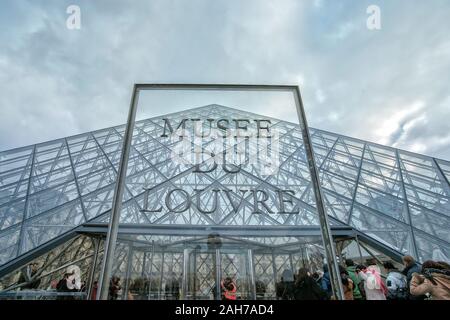 Paris, Frankreich, 6. Dezember 2012: Das Museum des Louvre in Paris, Frankreich. Louvre ist das größte Museum in Paris angezeigt, über 60.000 Quadratmeter Aussteller Stockfoto