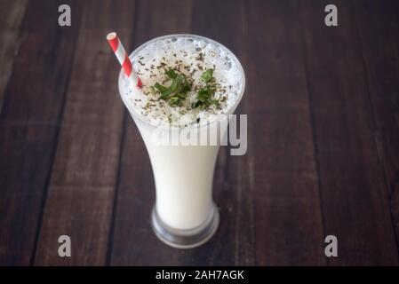 Ein hohes Glas Lassi, einem indischen erfrischendes Getränk mit Joghurt und Zucker. Stockfoto