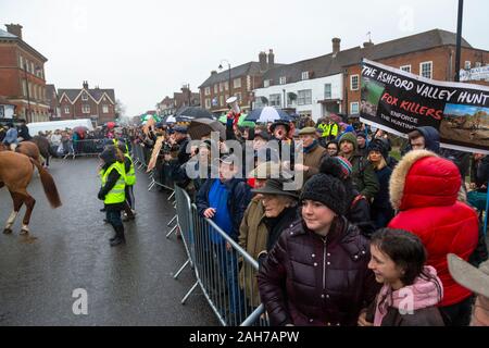 Tenterden, Kent,. 26 Dez, 2019. Die jährlichen Boxing Day treffen der Ashford Tal Tickham Jagd findet im Zentrum von Tenterden in Kent. Hunde und Pferde versammeln sich in der 'Vine Inn Pub bei 11, bevor Sie die High Street zu einem verpackten Publikum bin. Das Wetter ist nass und regnerisch Regen. © Paul Lawrenson 2019, Foto: Paul Lawrenson/Alamy leben Nachrichten Stockfoto