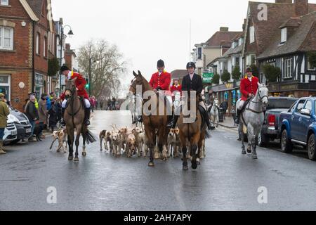 Tenterden, Kent,. 26 Dez, 2019. Die jährlichen Boxing Day treffen der Ashford Tal Tickham Jagd findet im Zentrum von Tenterden in Kent. Hunde und Pferde versammeln sich in der 'Vine Inn Pub bei 11, bevor Sie die High Street zu einem verpackten Publikum bin. Das Wetter ist nass und regnerisch Regen. © Paul Lawrenson 2019, Foto: Paul Lawrenson/Alamy leben Nachrichten Stockfoto