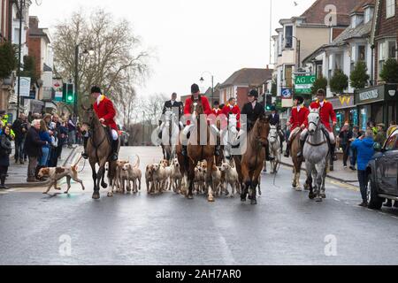 Tenterden, Kent,. 26 Dez, 2019. Die jährlichen Boxing Day treffen der Ashford Tal Tickham Jagd findet im Zentrum von Tenterden in Kent. Hunde und Pferde versammeln sich in der 'Vine Inn Pub bei 11, bevor Sie die High Street zu einem verpackten Publikum bin. Das Wetter ist nass und regnerisch Regen. © Paul Lawrenson 2019, Foto: Paul Lawrenson/Alamy leben Nachrichten Stockfoto