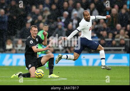 Brighton und Hove Albion Dan Brennen (links) und Tottenham Hotspur der Lucas Moura Kampf um den Ball während der Premier League Match an der Tottenham Hotspur Stadium, London. Stockfoto