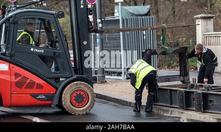 Berlin, Deutschland. 26 Dez, 2019. Arbeitnehmer stehen auf der Straße des 17.Juni. Da die Bauarbeiten für das Festival Meile für die Silvesterparty am Brandenburger Tor hat begonnen. Credit: Paul Zinken/dpa/Alamy leben Nachrichten Stockfoto