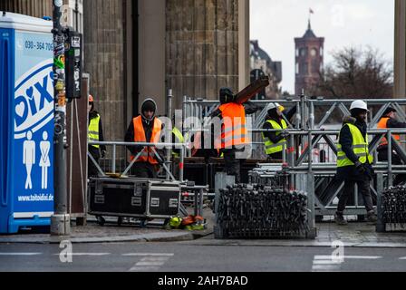 Berlin, Deutschland. 26 Dez, 2019. Arbeitnehmer sind Gebäude ein baugerüst am Brandenburger Tor. Da die Bauarbeiten für das Festival Meile für die Silvesterparty am Brandenburger Tor hat begonnen. Credit: Paul Zinken/dpa/Alamy leben Nachrichten Stockfoto