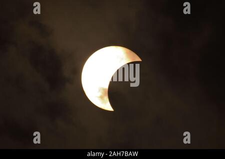 Kolkata, Indien. 26 Dez, 2019. Die ringförmige Sonnenfinsternis beobachtet als partielle Sonnenfinsternis mit Wolken Kolkata Himmel bedeckt. (Foto durch Biswarup Ganguly/Pacific Press) Quelle: Pacific Press Agency/Alamy leben Nachrichten Stockfoto