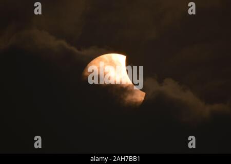 Kolkata, Indien. 26 Dez, 2019. Die ringförmige Sonnenfinsternis beobachtet als partielle Sonnenfinsternis mit Wolken Kolkata Himmel bedeckt. (Foto durch Biswarup Ganguly/Pacific Press) Quelle: Pacific Press Agency/Alamy leben Nachrichten Stockfoto