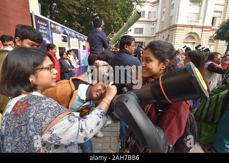 Kolkata, Indien. 26 Dez, 2019. Die ringförmige Sonnenfinsternis wird als partielle Sonnenfinsternis in Kalkutta von Schülern und Menschen beobachtet. (Foto durch Biswarup Ganguly/Pacific Press) Quelle: Pacific Press Agency/Alamy leben Nachrichten Stockfoto