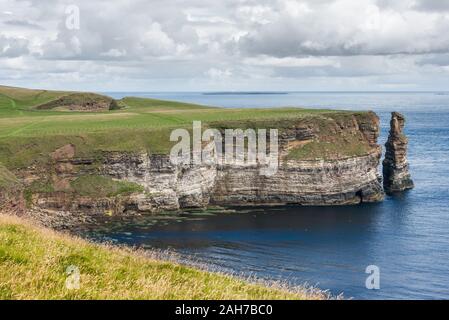 Die erodierte Küste bei Duncansby Head im Norden Schottlands Stockfoto