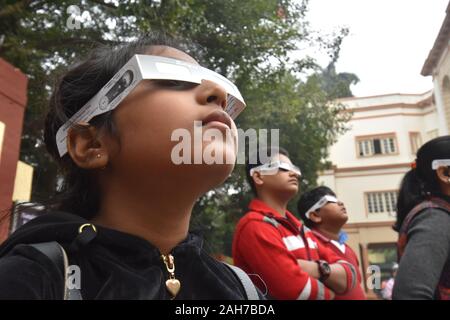 Kolkata, Indien. 26 Dez, 2019. Die ringförmige Sonnenfinsternis wird als partielle Sonnenfinsternis in Kalkutta von Studenten durch Solar Anzeigen Film beobachtet. (Foto durch Biswarup Ganguly/Pacific Press) Quelle: Pacific Press Agency/Alamy leben Nachrichten Stockfoto