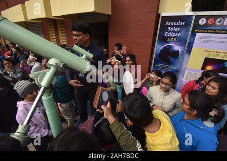 Kolkata, Indien. 26 Dez, 2019. Die ringförmige Sonnenfinsternis wird als partielle Sonnenfinsternis in Kalkutta von Schülern und Menschen beobachtet. (Foto durch Biswarup Ganguly/Pacific Press) Quelle: Pacific Press Agency/Alamy leben Nachrichten Stockfoto