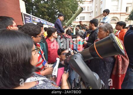 Kolkata, Indien. 26 Dez, 2019. Die ringförmige Sonnenfinsternis wird als partielle Sonnenfinsternis in Kalkutta von Schülern und Menschen beobachtet. (Foto durch Biswarup Ganguly/Pacific Press) Quelle: Pacific Press Agency/Alamy leben Nachrichten Stockfoto