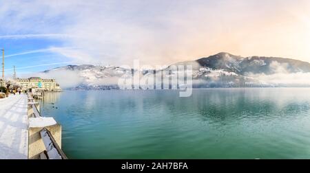 Zell am See, Österreich - Dez 2019: Zeller See in den österreichischen Alpen im Winter. Panoramasicht auf den See, nebligen Berge und Esplanade zu Grand Hote Stockfoto