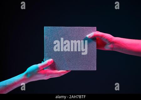 Männliche gibt ein Geschenk zu weiblich. Neon style Bild Stockfoto