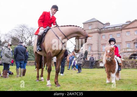 Hagley, Worcestershire, Großbritannien. 26. Dezember 2019. 6-jährige Henley Mühlen auf seinem Pony Rettich als Albrighton und Wald Jagd Raffungen an Hagley Halle am zweiten Weihnachtstag für seine traditionellen jährlichen Treffen. Peter Lopeman/Alamy leben Nachrichten Stockfoto