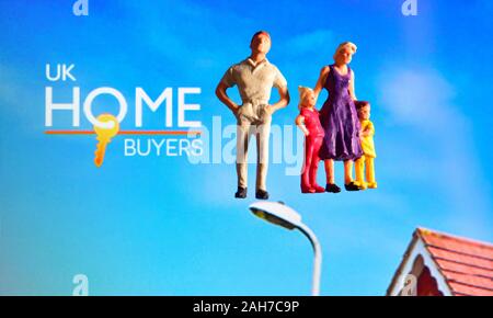 Home Kunden web Seite mit Miniatur Figur Familie Stockfoto