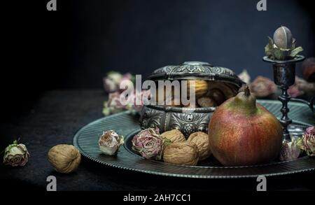 Birnen, Kastanien und Walnüsse auf einem Hintergrund von Silber vintage Zubehör Stockfoto