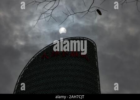 Chengdu, Sichuan Provinz Chinas. 26 Dez, 2019. Eine partielle Sonnenfinsternis ist in Chengdu miterlebt, der Südwesten Chinas Provinz Sichuan, Dez. 26, 2019. Credit: Li Mengxin/Xinhua/Alamy leben Nachrichten Stockfoto