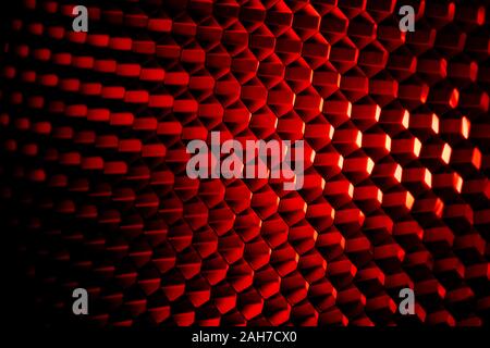 Closeup Wabenraster Textur mit roten Licht. Rot und Dark Metal Hexagon shap Muster abstrakt Hintergrund. Licht modifier Ausrüstung. Metall Honigseim. Stockfoto