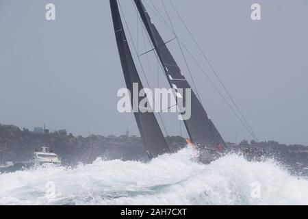 Sydney, Australien. 26 Dez, 2019. Sailing Team Infotrack konkurriert bei der Sydney-Hobart Yacht Race in Sydney, Australien, am 26.12.2019. Credit: Chen Xi/Xinhua/Alamy leben Nachrichten Stockfoto