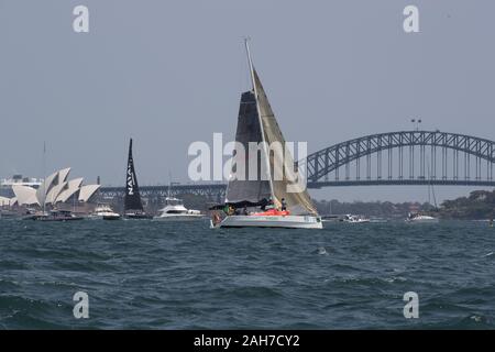 Sydney, Australien. 26 Dez, 2019. Sailing Team Imalizard Segel hinter das Opera House und die Harbour Bridge während des Sydney-Hobart Yacht Race in Sydney, Australien, am 26.12.2019. Credit: Chen Xi/Xinhua/Alamy leben Nachrichten Stockfoto