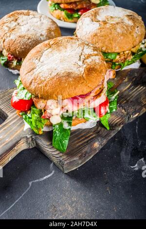 Verschiedene Meeresfrüchte und Fisch burger Sortiment. Hausgemachten gesunden Burger mit gegrillten Garnelen, Lachs, Thunfisch, Seebarsch, frische Kräuter, Mozzarella und Ba Stockfoto