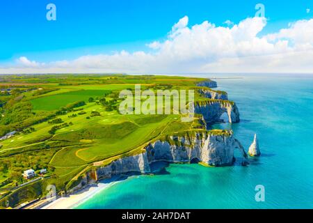 Malerische Landschaft mit Panoramablick auf den Klippen von Etretat. Natürliche fantastischen Klippen. Etretat, Normandie, Frankreich Stockfoto