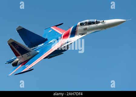 Suchoi Su-30 Jet Fighter Jets der Russischen Kunstflug Knights Team darstellende Formation bei der MAKS 2019 Airshow, Schukowski, Russland. Stockfoto