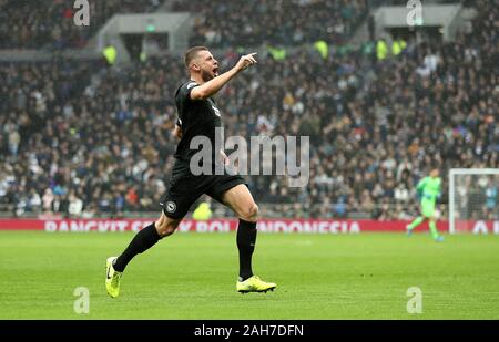 Brighton und Hove Albion Adam Webster feiert ersten Ziel seiner Seite des Spiels zählen während der Premier League Match an der Tottenham Hotspur Stadium, London. Stockfoto