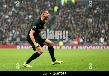 Brighton und Hove Albion Adam Webster feiert ersten Ziel seiner Seite des Spiels zählen während der Premier League Match an der Tottenham Hotspur Stadium, London. Stockfoto