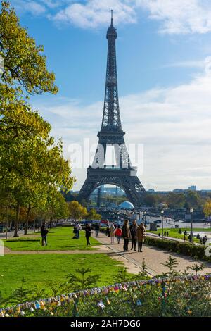 Paris, Frankreich - 8. November 2019: Der Eiffelturm, die von einem der Pfade des Gartens von Trocadero, gehen bis zu den Palast von Chaillot Stockfoto