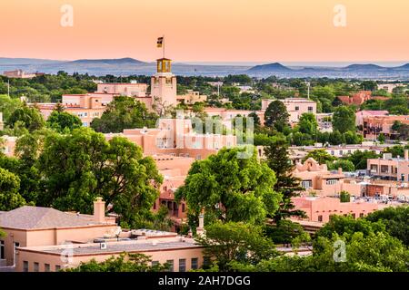 Santa Fe, New Mexico, USA Downtown Skyline in der Dämmerung. Stockfoto