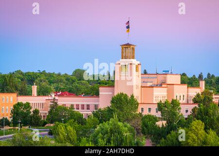 Santa Fe, New Mexico, USA Downtown Skyline in der Dämmerung. Stockfoto