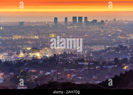 Hollywood, Kalifornien, USA Skyline von Griffith Park nach Sonnenuntergang gesehen. Stockfoto