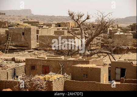 MALI, Bandiagara, Dogonland, Lebensraum der ethnischen Gruppe der Dogon, Dogon Dorf mit Lehmhäusern und Baobab Baum Stockfoto